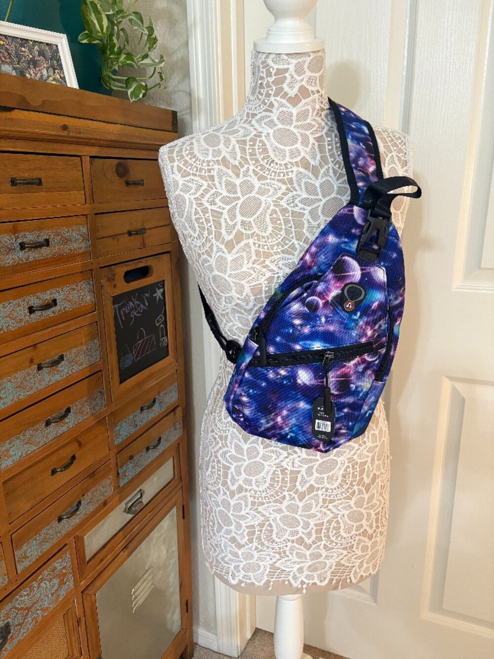 Belt Bag - Sling Bag -Crossbody -3 Compartment -Galaxy / Planet Stars Print- NWT - Picture 3 of 10